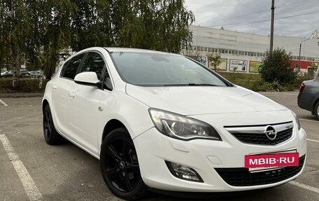 Opel Astra J, 2011 год, 850 000 рублей, 2 фотография