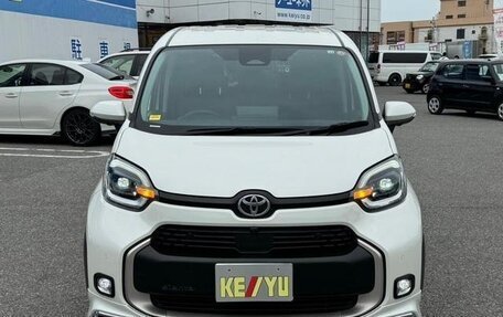 Toyota Sienta, 2023 год, 1 800 800 рублей, 2 фотография