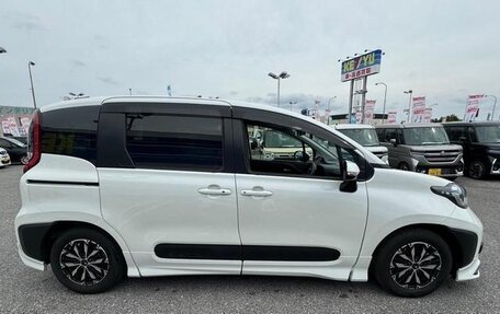 Toyota Sienta, 2023 год, 1 800 800 рублей, 7 фотография