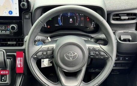 Toyota Sienta, 2023 год, 1 800 800 рублей, 8 фотография