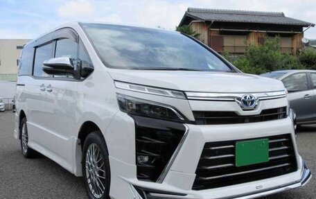 Toyota Voxy III, 2021 год, 1 870 000 рублей, 1 фотография