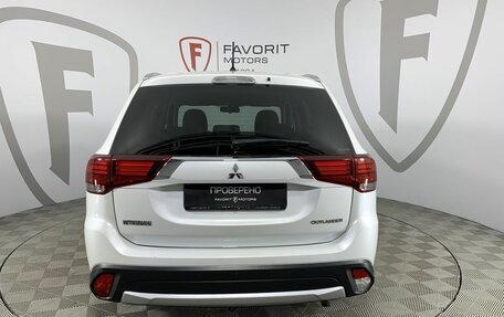 Mitsubishi Outlander III рестайлинг 3, 2015 год, 2 100 000 рублей, 3 фотография