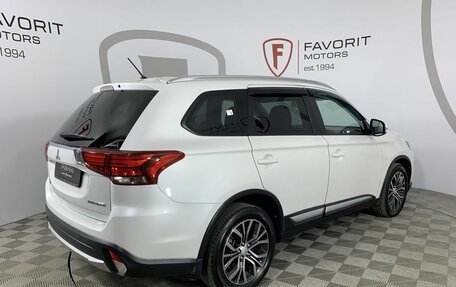 Mitsubishi Outlander III рестайлинг 3, 2015 год, 2 100 000 рублей, 6 фотография