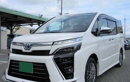 Toyota Voxy III, 2021 год, 1 870 000 рублей, 3 фотография