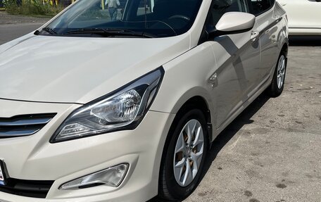 Hyundai Solaris II рестайлинг, 2015 год, 1 350 000 рублей, 1 фотография