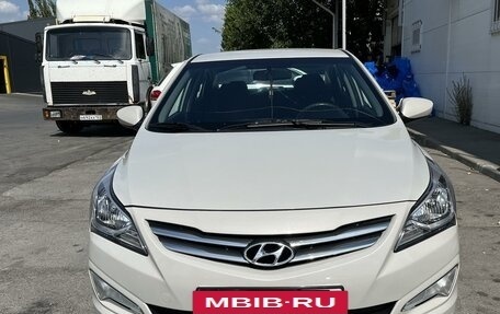 Hyundai Solaris II рестайлинг, 2015 год, 1 350 000 рублей, 2 фотография