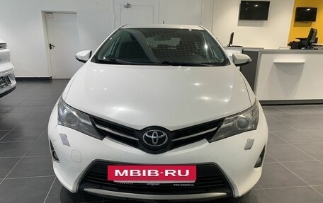 Toyota Auris II, 2013 год, 1 070 000 рублей, 2 фотография