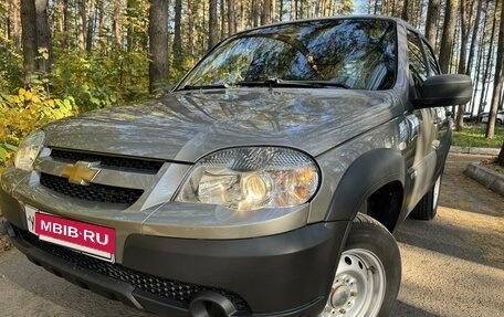 Chevrolet Niva I рестайлинг, 2017 год, 895 000 рублей, 2 фотография