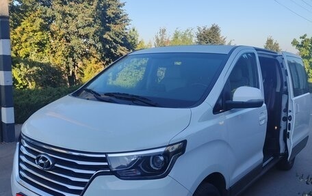 Hyundai Grand Starex Grand Starex I рестайлинг 2, 2019 год, 3 999 000 рублей, 2 фотография