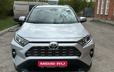 Toyota RAV4, 2019 год, 3 000 000 рублей, 2 фотография