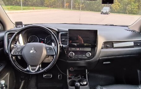 Mitsubishi Outlander III рестайлинг 3, 2016 год, 2 169 000 рублей, 12 фотография