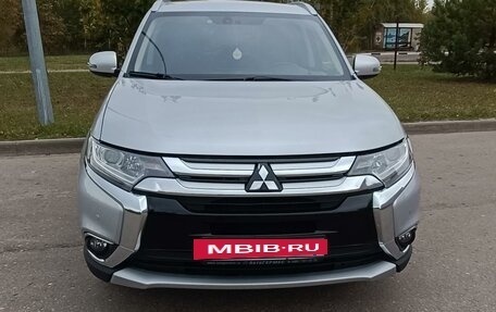 Mitsubishi Outlander III рестайлинг 3, 2016 год, 2 169 000 рублей, 2 фотография