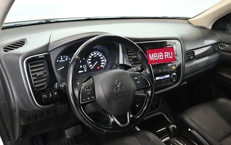 Mitsubishi Outlander III рестайлинг 3, 2017 год, 2 380 000 рублей, 14 фотография