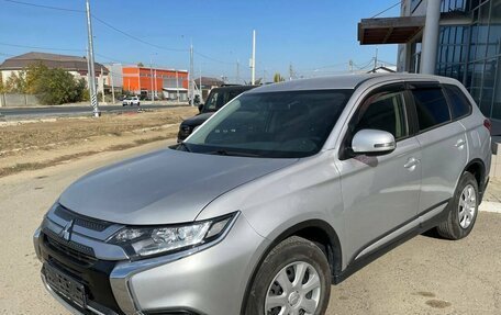 Mitsubishi Outlander III рестайлинг 3, 2021 год, 2 235 000 рублей, 4 фотография