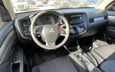 Mitsubishi Outlander III рестайлинг 3, 2014 год, 1 790 000 рублей, 10 фотография