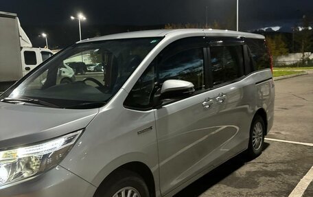 Toyota Noah III, 2014 год, 1 945 000 рублей, 5 фотография