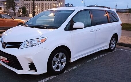 Toyota Sienna III, 2019 год, 3 200 000 рублей, 2 фотография