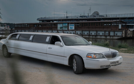 Lincoln Town Car III рестайлинг, 2003 год, 600 000 рублей, 4 фотография