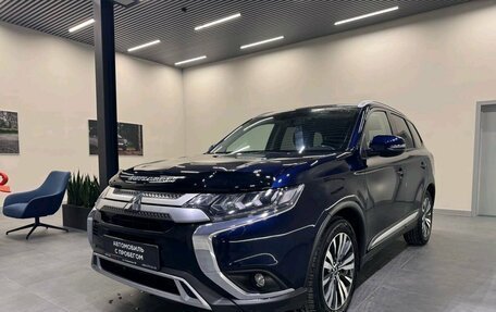 Mitsubishi Outlander III рестайлинг 3, 2019 год, 2 949 000 рублей, 3 фотография