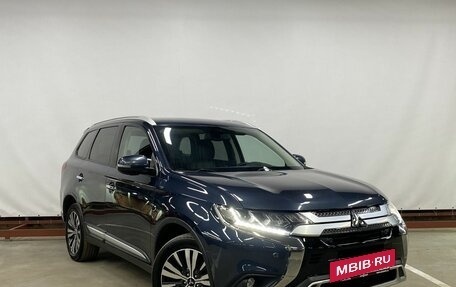 Mitsubishi Outlander III рестайлинг 3, 2018 год, 2 929 000 рублей, 3 фотография