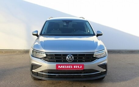 Volkswagen Tiguan II, 2021 год, 3 650 000 рублей, 2 фотография