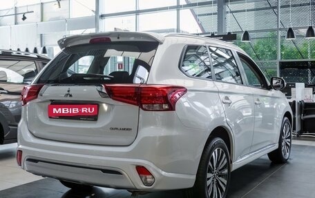 Mitsubishi Outlander III рестайлинг 3, 2022 год, 3 700 000 рублей, 5 фотография