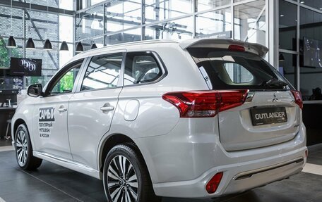 Mitsubishi Outlander III рестайлинг 3, 2022 год, 3 700 000 рублей, 8 фотография