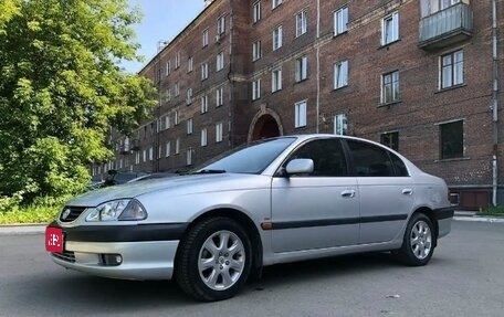 Toyota Avensis III рестайлинг, 2001 год, 690 000 рублей, 1 фотография