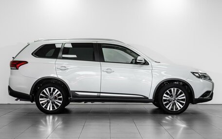 Mitsubishi Outlander III рестайлинг 3, 2019 год, 2 644 000 рублей, 5 фотография