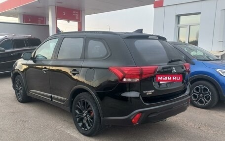 Mitsubishi Outlander III рестайлинг 3, 2021 год, 2 380 000 рублей, 8 фотография