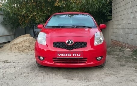 Toyota Yaris III рестайлинг, 2007 год, 745 000 рублей, 2 фотография