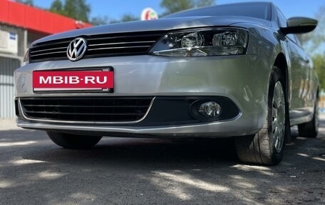 Volkswagen Jetta VI, 2013 год, 935 000 рублей, 2 фотография