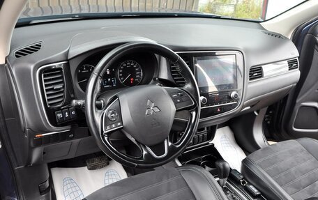 Mitsubishi Outlander III рестайлинг 3, 2021 год, 2 850 000 рублей, 11 фотография