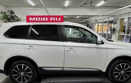 Mitsubishi Outlander III рестайлинг 3, 2015 год, 1 885 000 рублей, 9 фотография