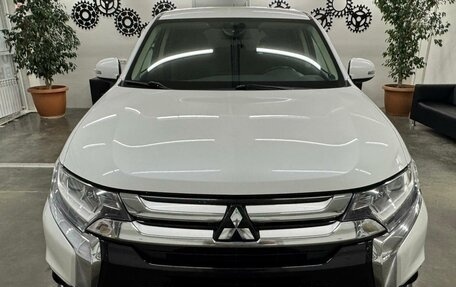 Mitsubishi Outlander III рестайлинг 3, 2015 год, 1 885 000 рублей, 3 фотография