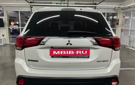 Mitsubishi Outlander III рестайлинг 3, 2015 год, 1 885 000 рублей, 7 фотография