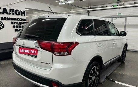 Mitsubishi Outlander III рестайлинг 3, 2015 год, 1 885 000 рублей, 8 фотография