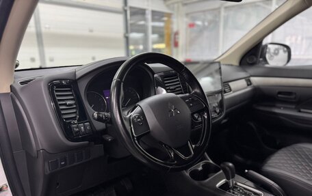 Mitsubishi Outlander III рестайлинг 3, 2015 год, 1 885 000 рублей, 15 фотография