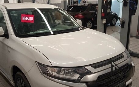 Mitsubishi Outlander III рестайлинг 3, 2022 год, 3 220 000 рублей, 2 фотография