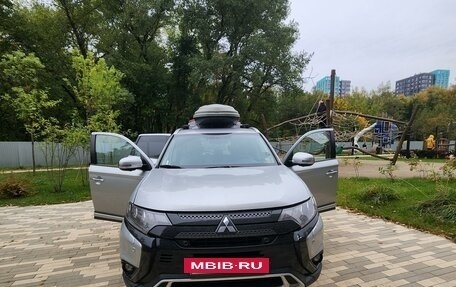 Mitsubishi Outlander III рестайлинг 3, 2019 год, 3 300 000 рублей, 2 фотография