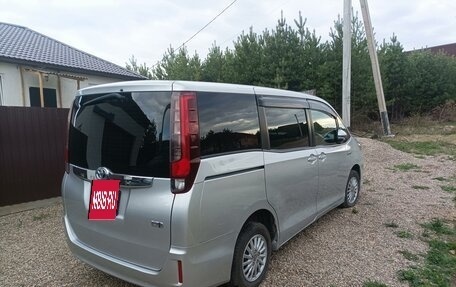 Toyota Noah III, 2014 год, 1 799 000 рублей, 4 фотография