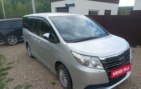 Toyota Noah III, 2014 год, 1 799 000 рублей, 2 фотография