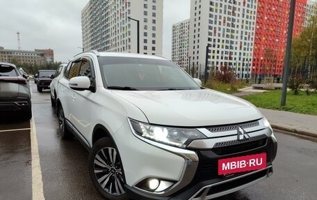 Mitsubishi Outlander III рестайлинг 3, 2019 год, 2 500 000 рублей, 2 фотография