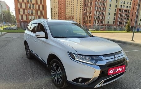 Mitsubishi Outlander III рестайлинг 3, 2019 год, 2 500 000 рублей, 5 фотография