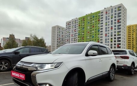 Mitsubishi Outlander III рестайлинг 3, 2019 год, 2 500 000 рублей, 3 фотография