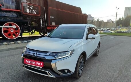 Mitsubishi Outlander III рестайлинг 3, 2019 год, 2 500 000 рублей, 4 фотография