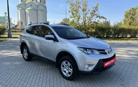 Toyota RAV4, 2015 год, 1 990 000 рублей, 2 фотография