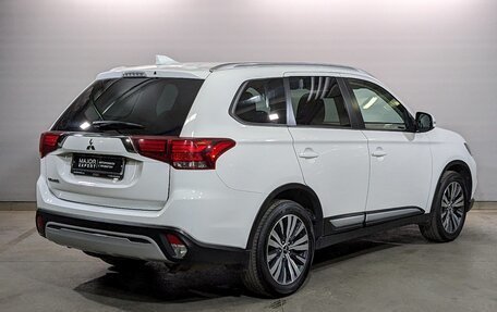 Mitsubishi Outlander III рестайлинг 3, 2021 год, 2 650 000 рублей, 5 фотография