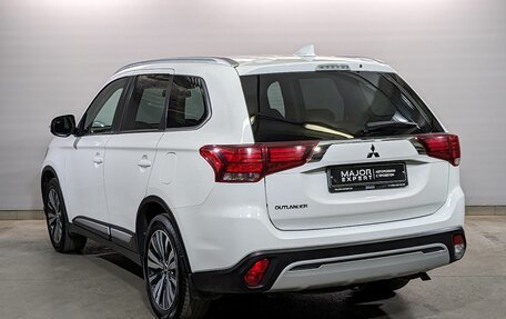 Mitsubishi Outlander III рестайлинг 3, 2021 год, 2 650 000 рублей, 7 фотография