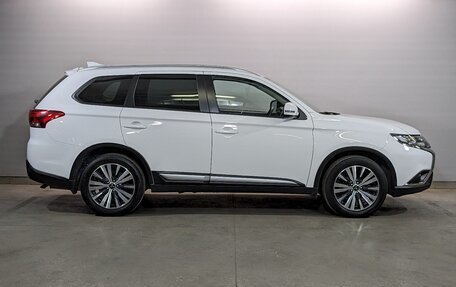 Mitsubishi Outlander III рестайлинг 3, 2021 год, 2 650 000 рублей, 4 фотография